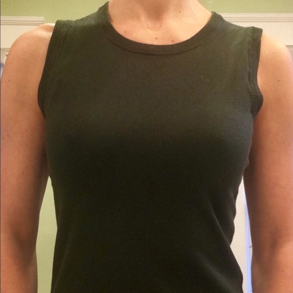 Sleeveless emerald green shell - Picture 1 of 3